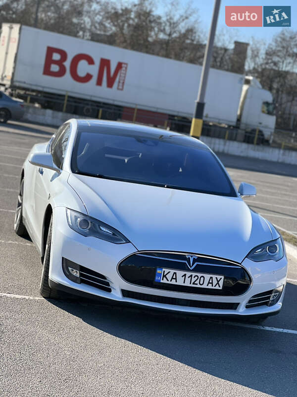 Лифтбек Tesla Model S 2015 в Киеве