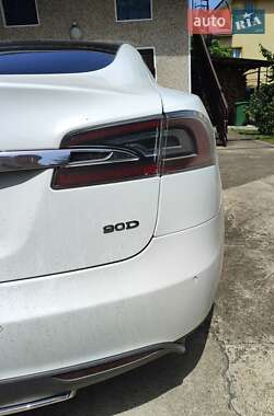 Лифтбек Tesla Model S 2015 в 