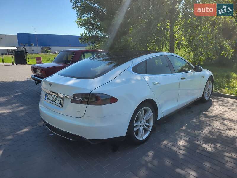 Лифтбек Tesla Model S 2014 в Киеве