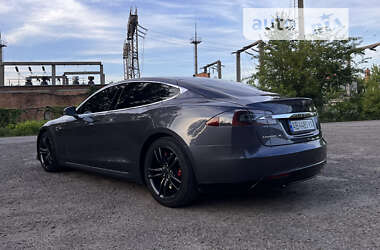 Ліфтбек Tesla Model S 2016 в Чернівцях
