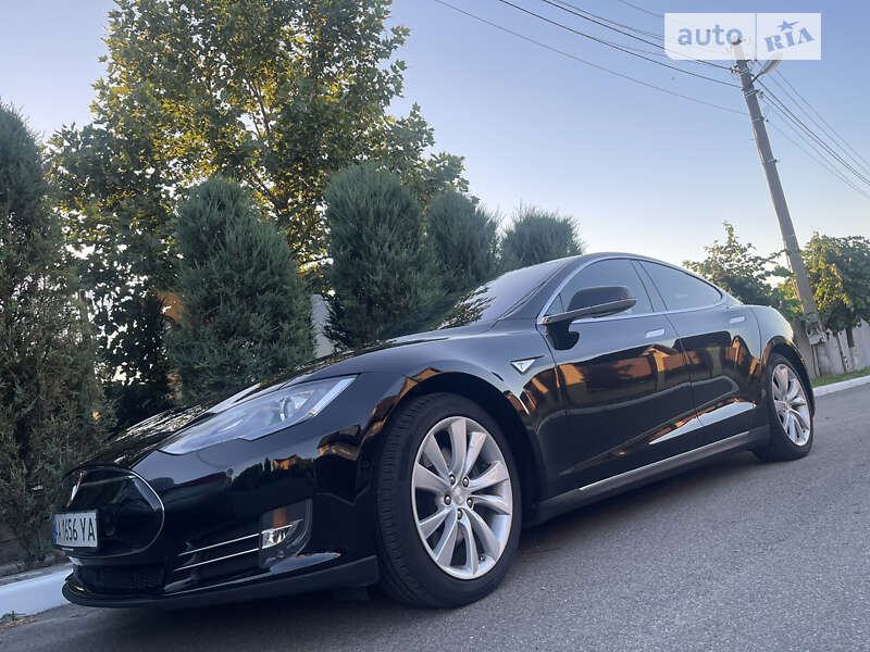 Ліфтбек Tesla Model S 2015 в Києві