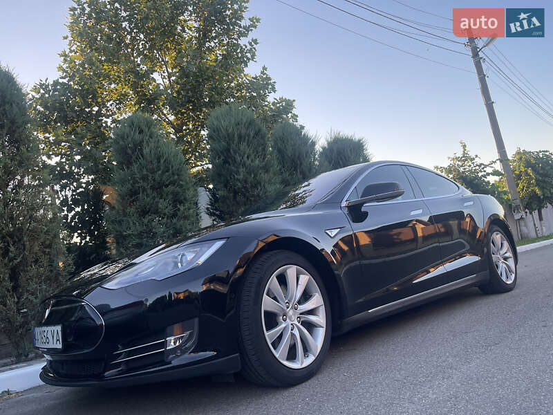 Tesla Model S 2015