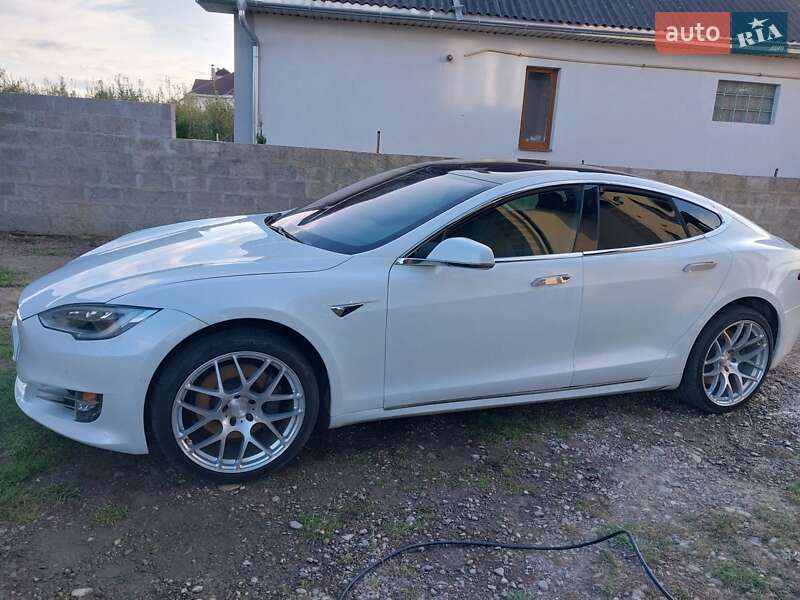Ліфтбек Tesla Model S 2018 в Стрию