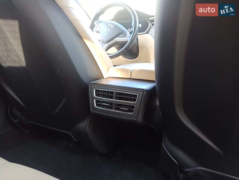 Лифтбек Tesla Model S 2015 в Ужгороде
