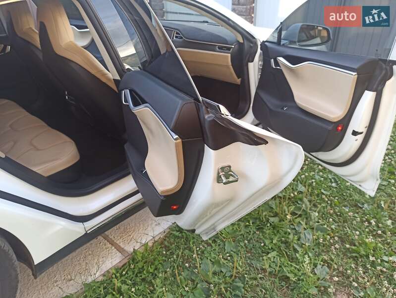 Лифтбек Tesla Model S 2015 в Ужгороде