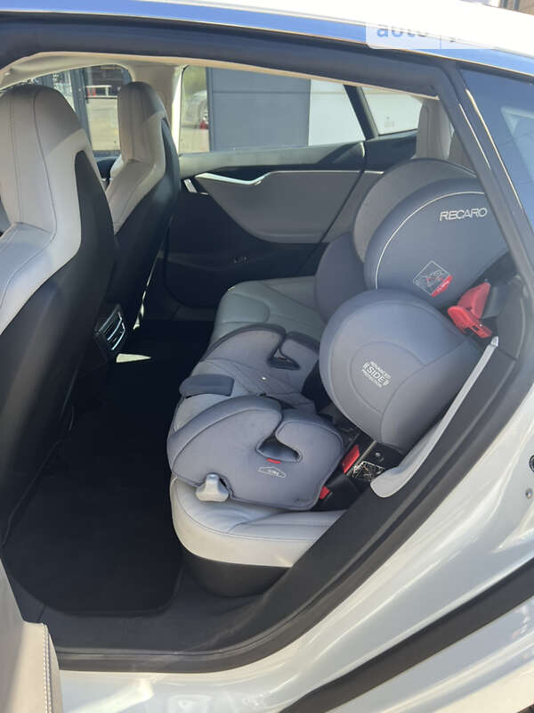 Ліфтбек Tesla Model S 2016 в Дніпрі