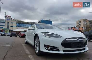 Лифтбек Tesla Model S 2015 в 