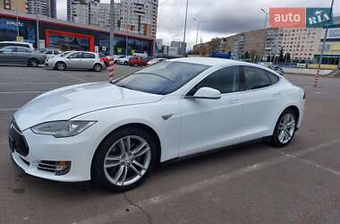Лифтбек Tesla Model S 2015 в 