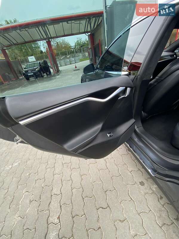 Лифтбек Tesla Model S 2015 в Львове