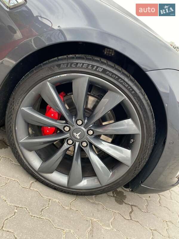 Лифтбек Tesla Model S 2015 в Львове