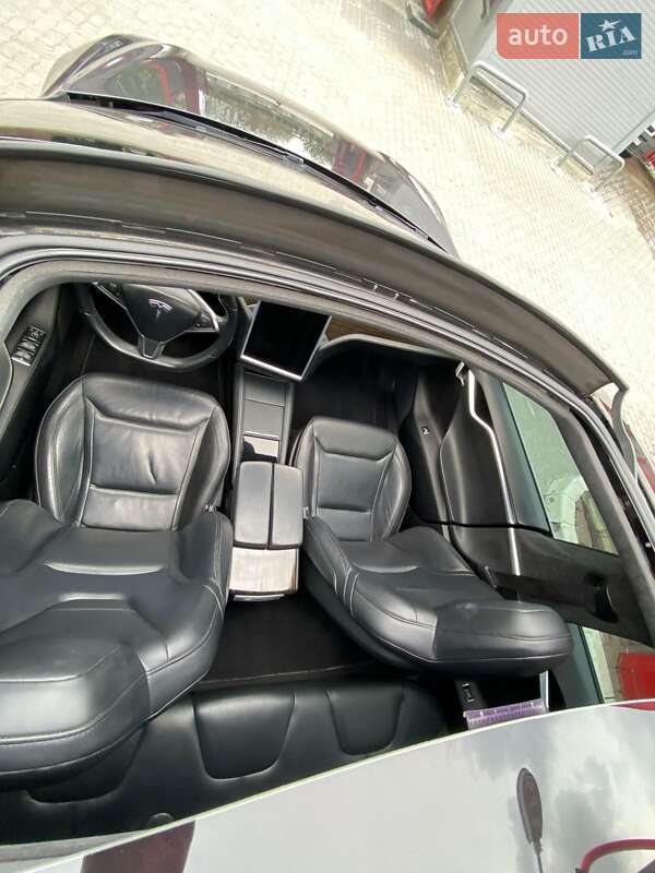 Лифтбек Tesla Model S 2015 в Львове