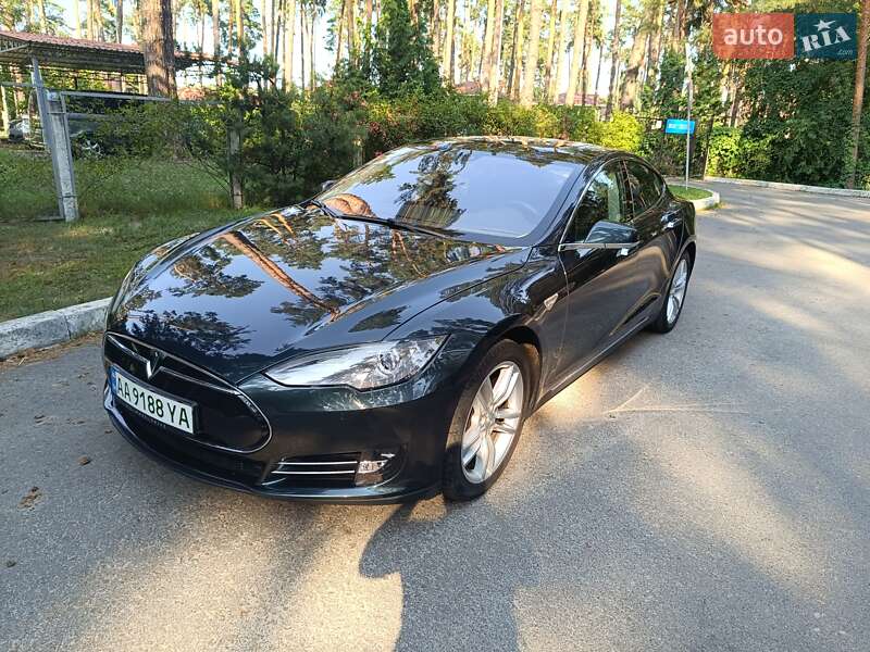 Лифтбек Tesla Model S 2014 в Киеве