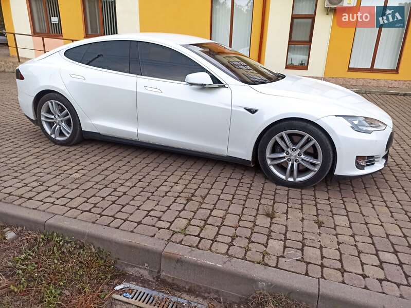 Лифтбек Tesla Model S 2015 в Ужгороде