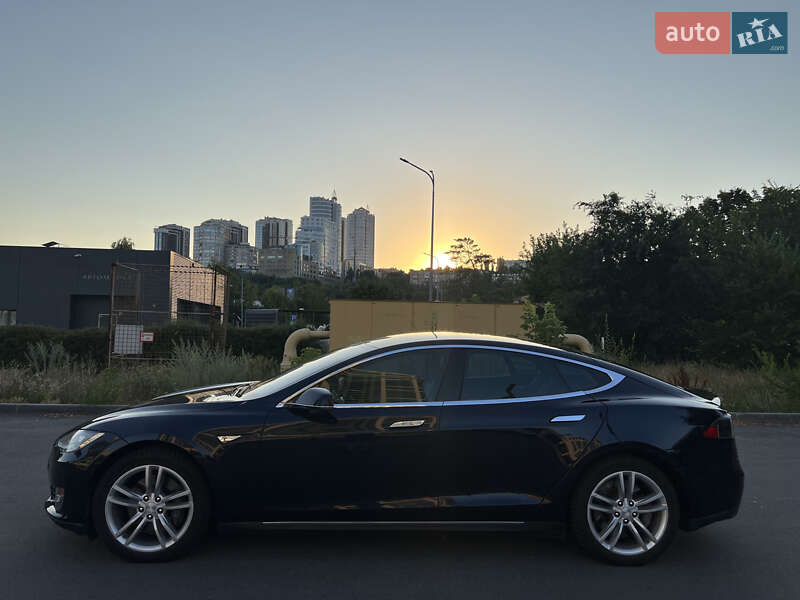 Ліфтбек Tesla Model S 2014 в Дніпрі