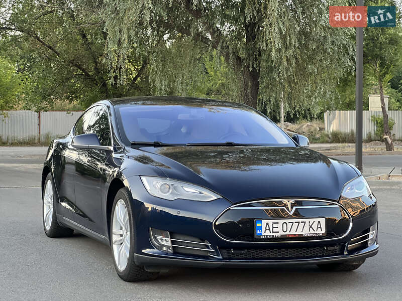 Ліфтбек Tesla Model S 2014 в Дніпрі