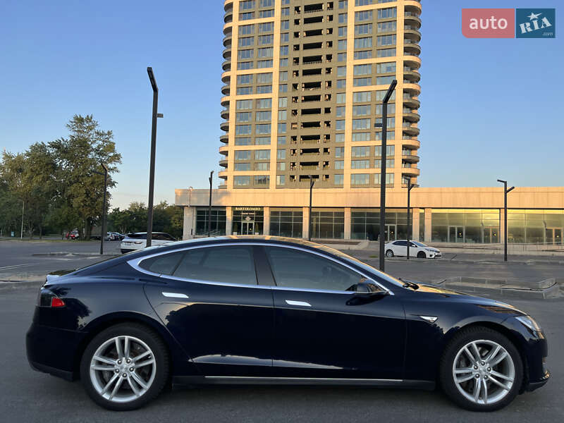 Ліфтбек Tesla Model S 2014 в Дніпрі