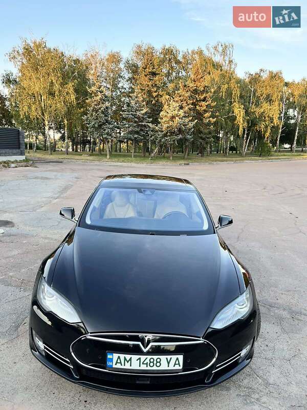 Лифтбек Tesla Model S 2015 в Житомире