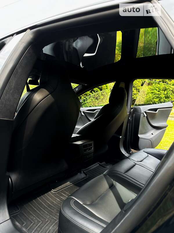 Лифтбек Tesla Model S 2018 в Нововолынске