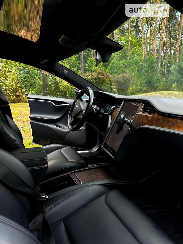 Лифтбек Tesla Model S 2018 в Нововолынске