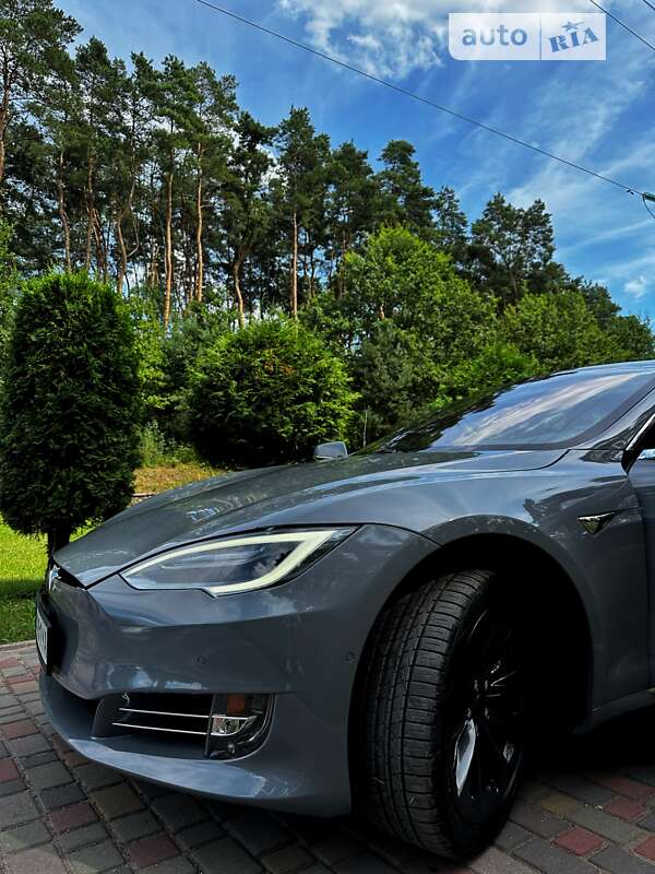 Лифтбек Tesla Model S 2018 в Нововолынске