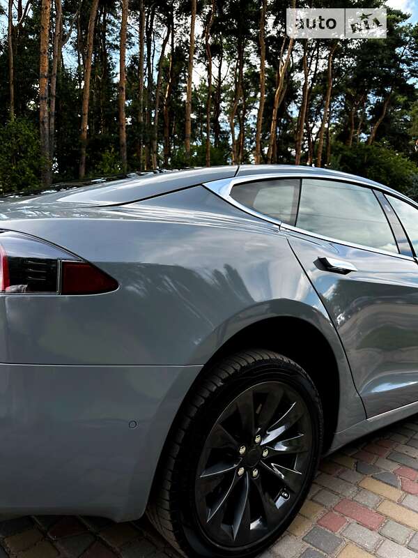 Лифтбек Tesla Model S 2018 в Нововолынске