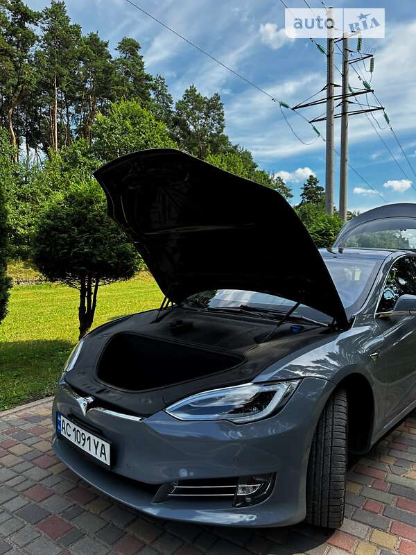 Лифтбек Tesla Model S 2018 в Нововолынске