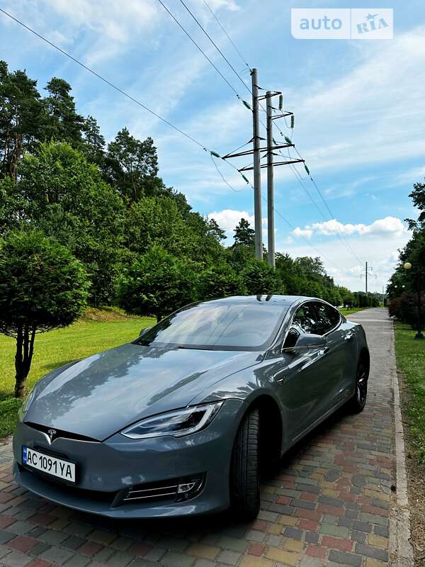 Лифтбек Tesla Model S 2018 в Нововолынске