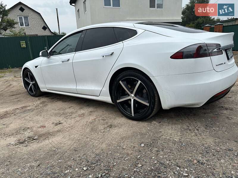 Лифтбек Tesla Model S 2017 в Киеве