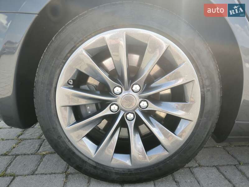 Ліфтбек Tesla Model S 2017 в Львові