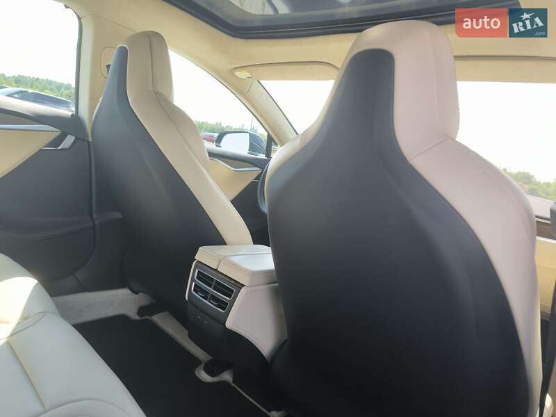 Ліфтбек Tesla Model S 2017 в Львові