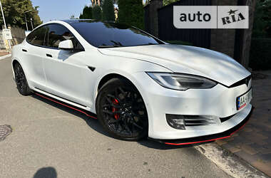 Лифтбек Tesla Model S 2016 в Киеве