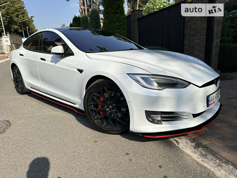 Ліфтбек Tesla Model S 2016 в Києві