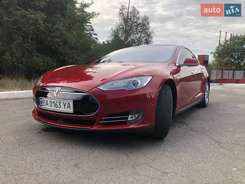 Лифтбек Tesla Model S 2016 в Киеве