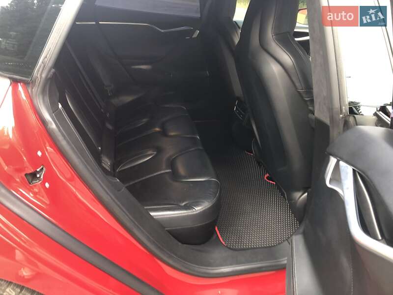 Лифтбек Tesla Model S 2016 в Киеве