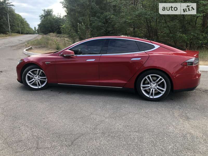 Лифтбек Tesla Model S 2016 в Киеве