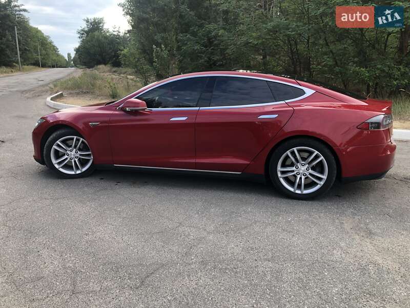 Лифтбек Tesla Model S 2016 в Киеве