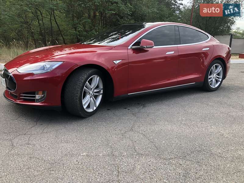 Лифтбек Tesla Model S 2016 в Киеве
