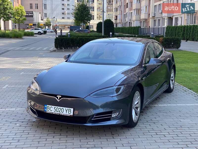 Лифтбек Tesla Model S 2018 в Львове