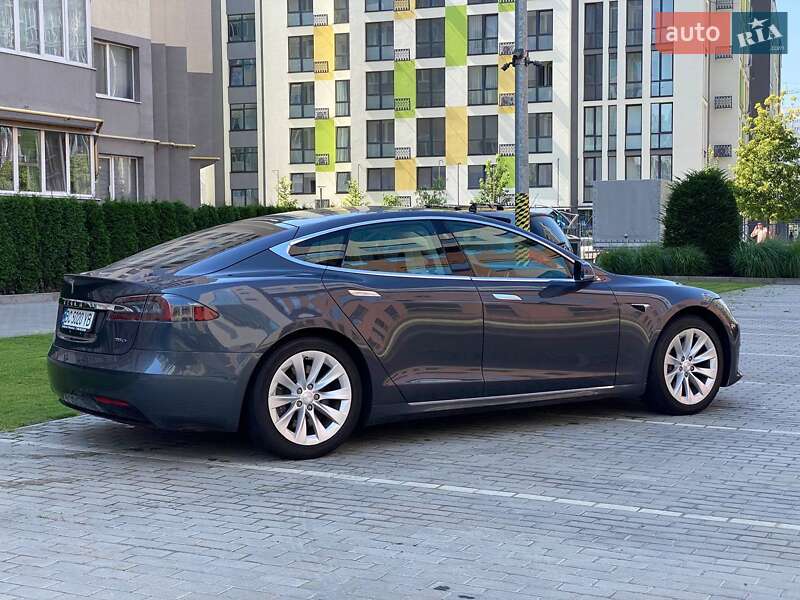 Лифтбек Tesla Model S 2018 в Львове