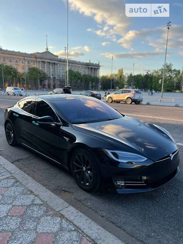 Лифтбек Tesla Model S 2018 в Николаеве