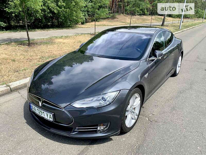 Ліфтбек Tesla Model S 2016 в Києві