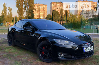 Лифтбек Tesla Model S 2015 в Киеве