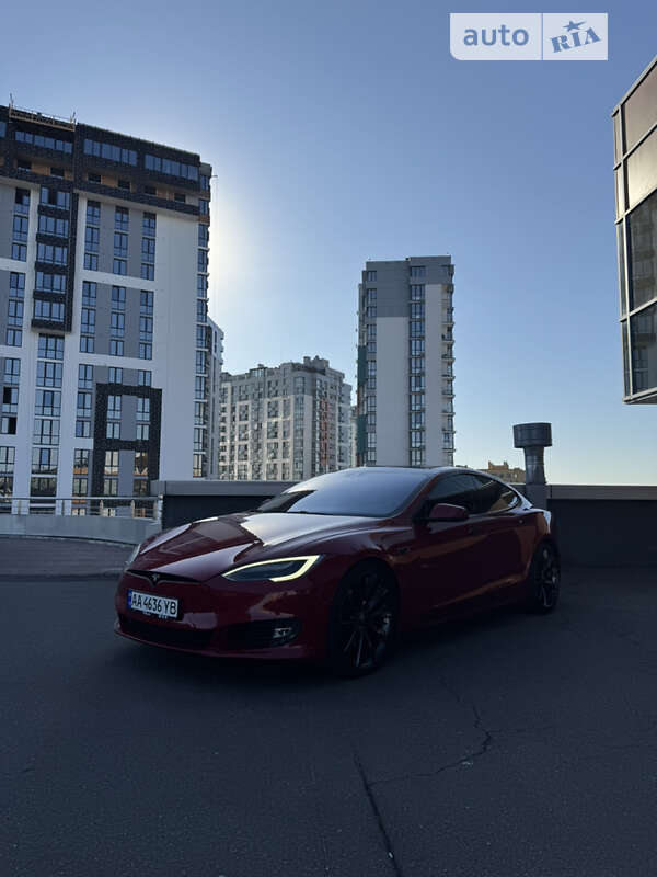 Лифтбек Tesla Model S 2016 в Киеве