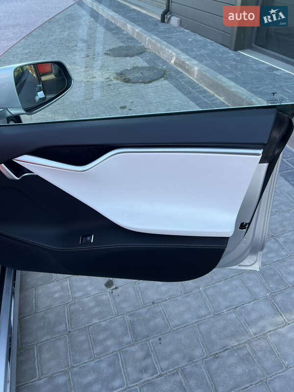 Лифтбек Tesla Model S 2017 в Ивано-Франковске