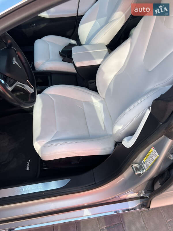Лифтбек Tesla Model S 2017 в Ивано-Франковске