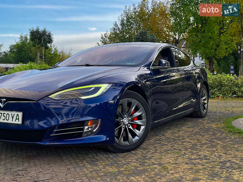 Лифтбек Tesla Model S 2016 в Львове