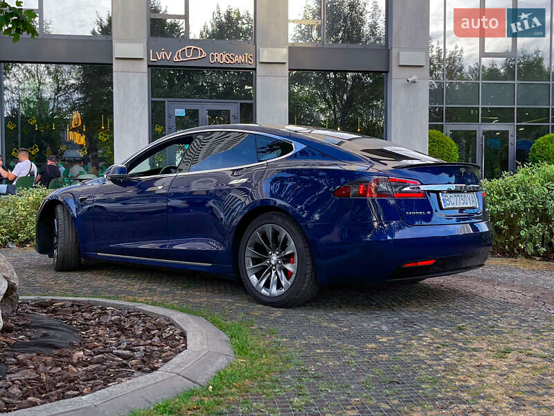 Лифтбек Tesla Model S 2016 в Львове