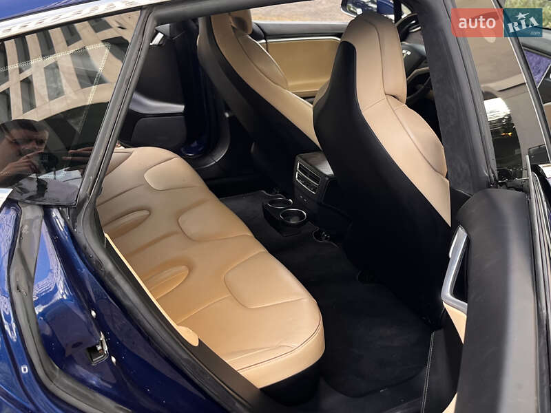 Лифтбек Tesla Model S 2016 в Львове