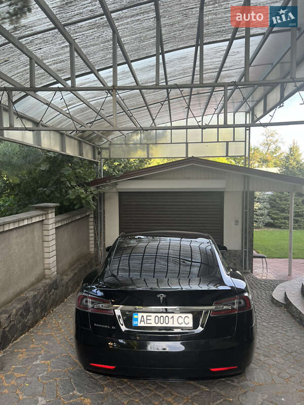 Ліфтбек Tesla Model S 2017 в Дніпрі
