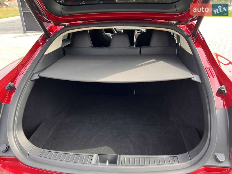 Лифтбек Tesla Model S 2017 в Черновцах